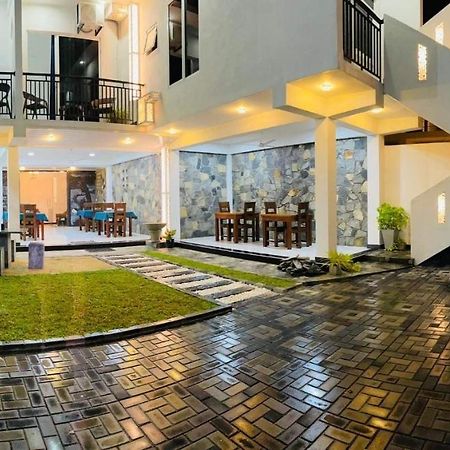 Funwhales Rest House Negombo Ngoại thất bức ảnh