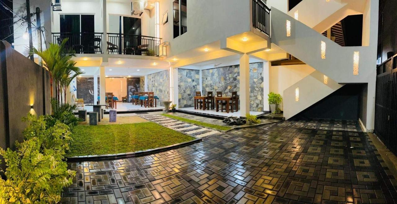Funwhales Rest House Negombo Ngoại thất bức ảnh