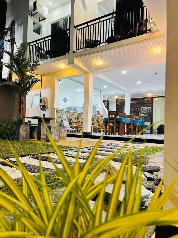 Funwhales Rest House Negombo Ngoại thất bức ảnh
