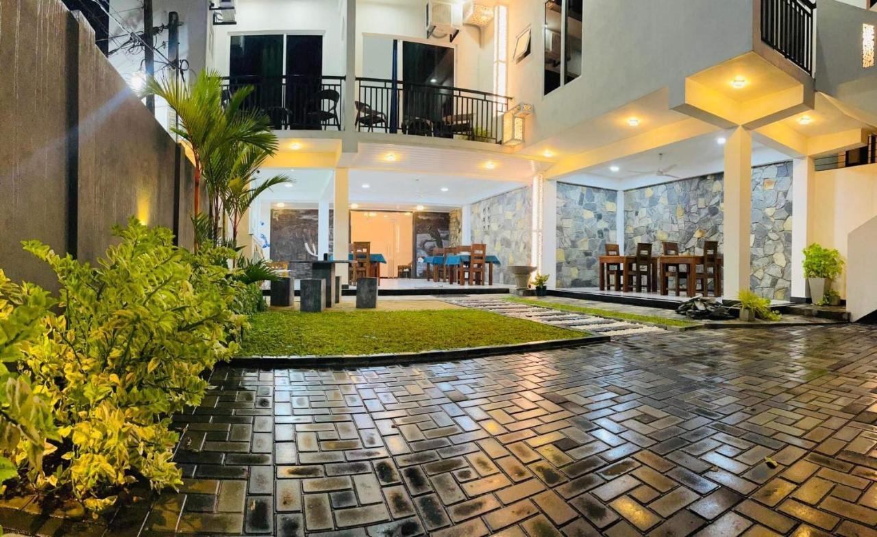 Funwhales Rest House Negombo Ngoại thất bức ảnh