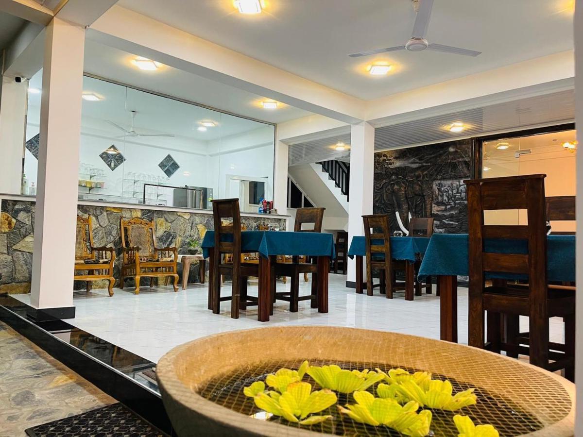Funwhales Rest House Negombo Ngoại thất bức ảnh