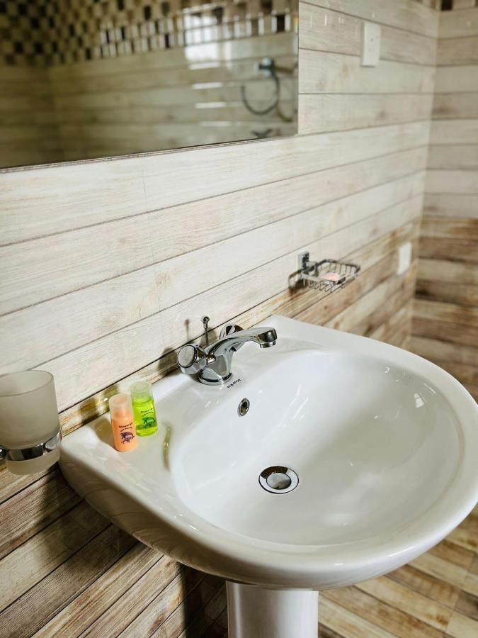 Funwhales Rest House Negombo Ngoại thất bức ảnh