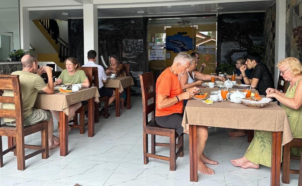 Funwhales Rest House Negombo Ngoại thất bức ảnh