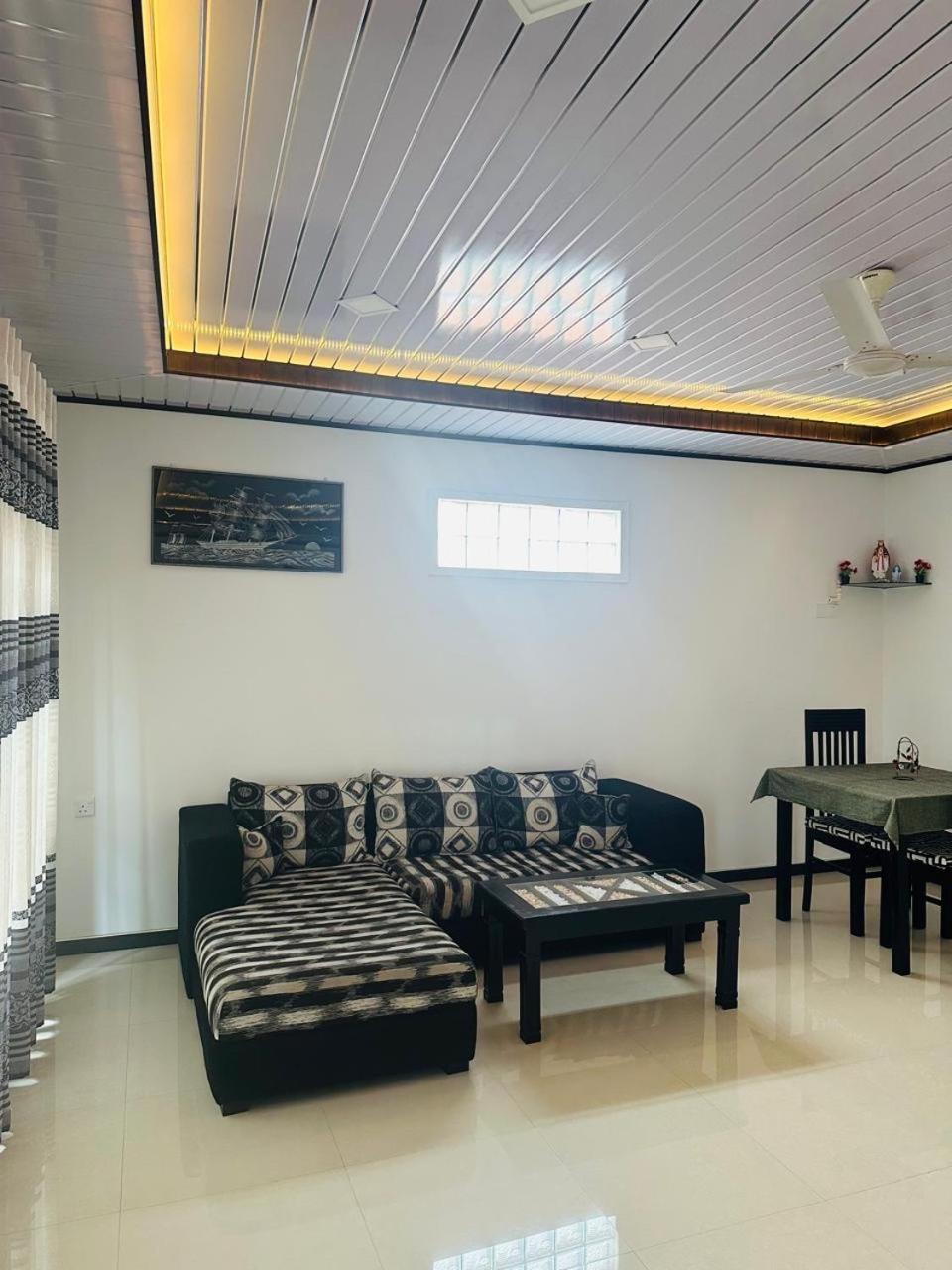 Funwhales Rest House Negombo Ngoại thất bức ảnh