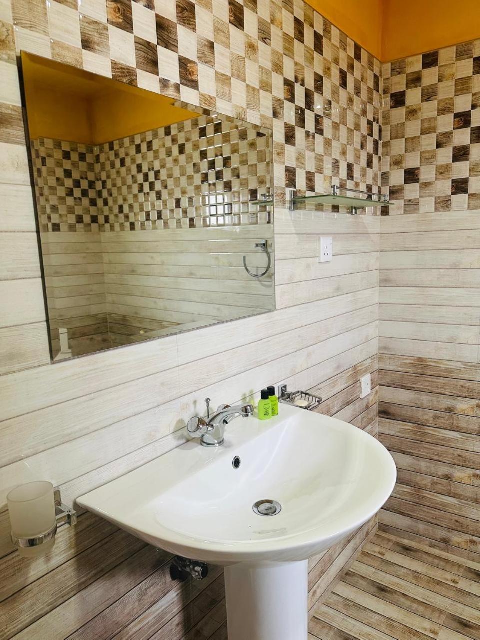 Funwhales Rest House Negombo Ngoại thất bức ảnh