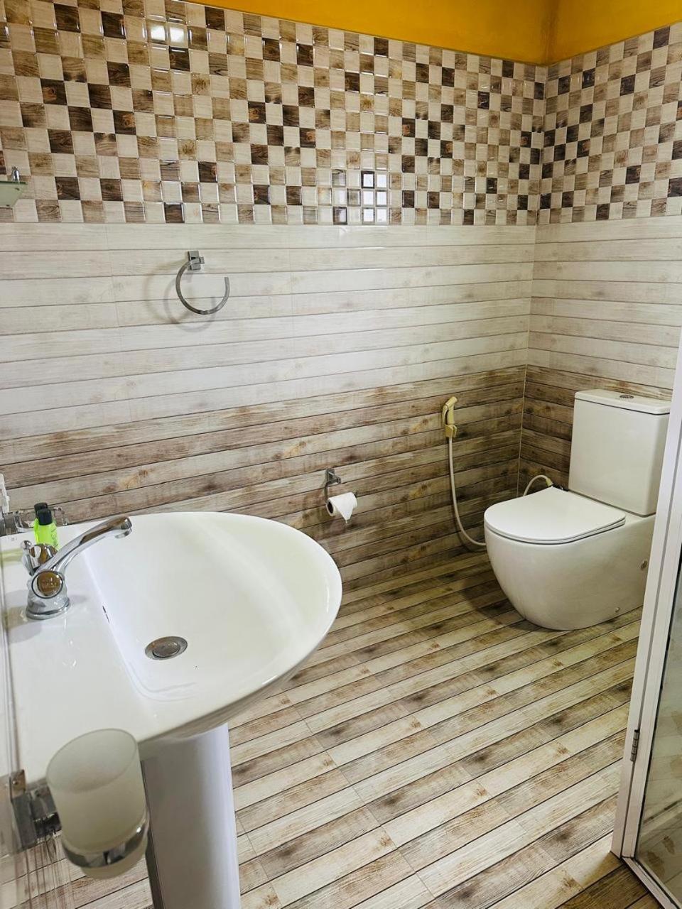 Funwhales Rest House Negombo Ngoại thất bức ảnh